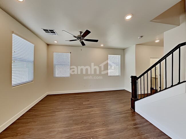 Building Photo - 1518 Golden Hour Ave