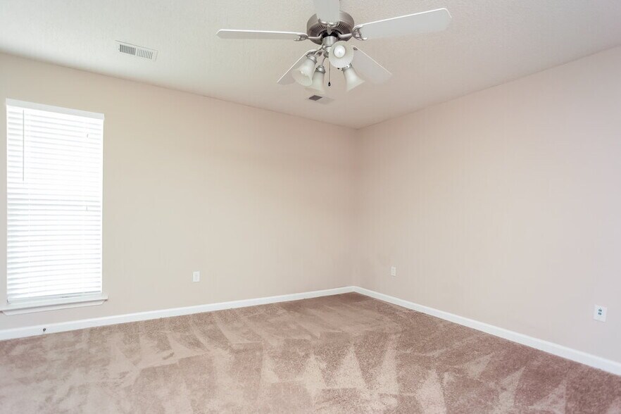 Building Photo - 8035 Park Pike