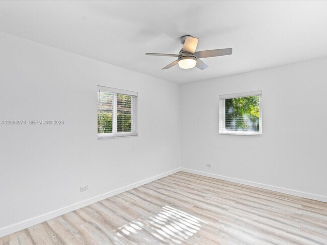 Building Photo - 5406 S Le Jeune Rd