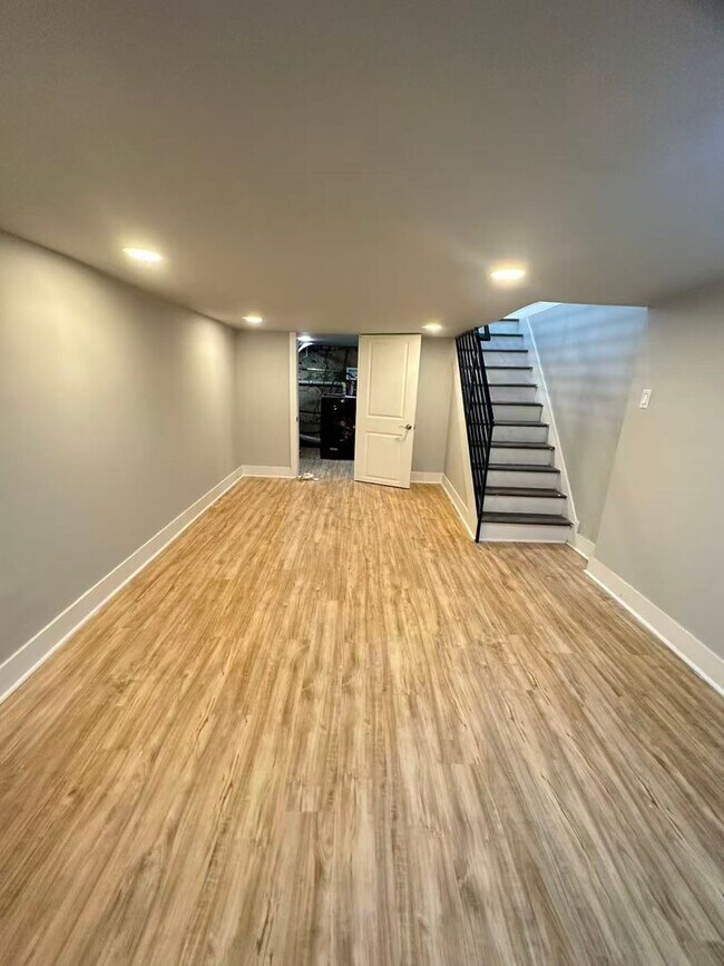 Building Photo - 3B1.5B House Available in South Philly