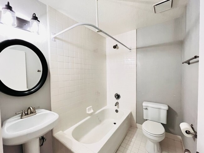 Building Photo - Move-in Ready 2BD/2.5BA Townhome in Westsi...
