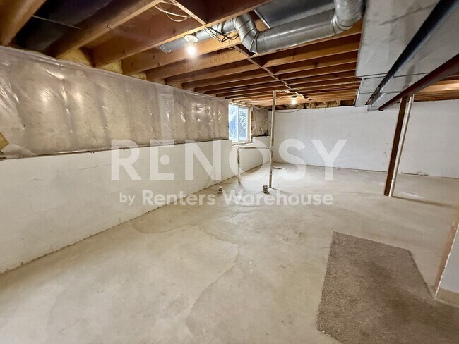 Building Photo - 6762 Gretchen Ct N