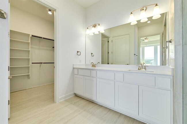 Building Photo - 19005 Fernando Trl