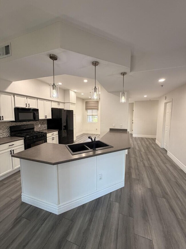 Building Photo - 7401 W Arrowhead Clubhouse Dr