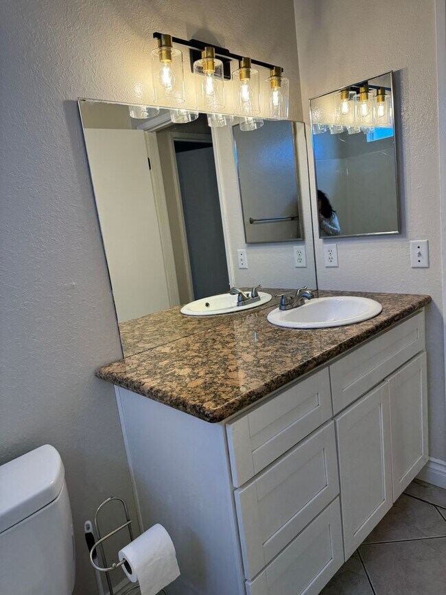 Building Photo - Apple Valley- Four Plex- 2 Bedrooms, 2 Bat...