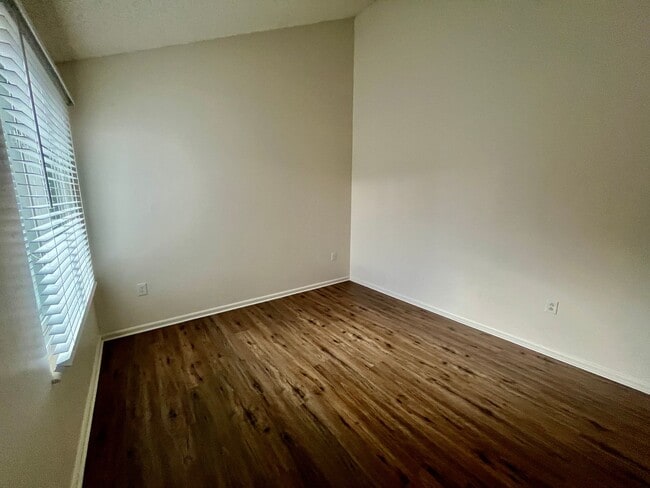 Building Photo - Updated 3 bed 2 1/2 bath  townhome with 2 ...