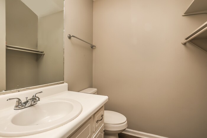 Building Photo - 565 Bridgette Dr