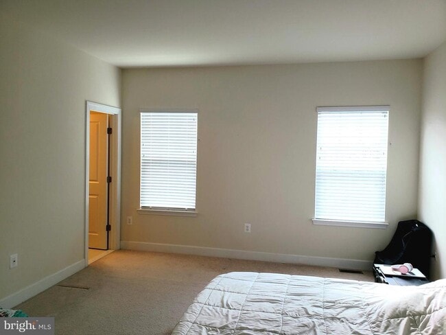 Building Photo - 2204 Shadmoor Dr