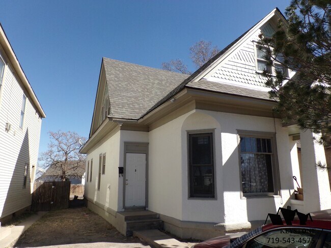 Building Photo - $400 Off Move In Special! Centrally Located, 2nd Floor Apartment with 1 Bedroom/1 Bathroom  - $80...