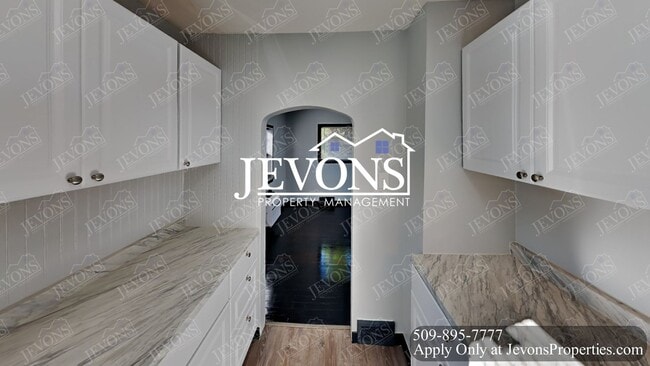 Building Photo - Embrace the cozy charms of this single-family home in Yakima's heart