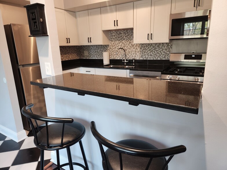 Building Photo - 4779 Columbia Rd