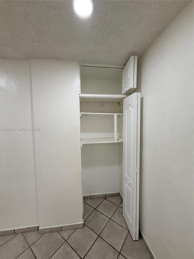 Building Photo - 561 W 39th St