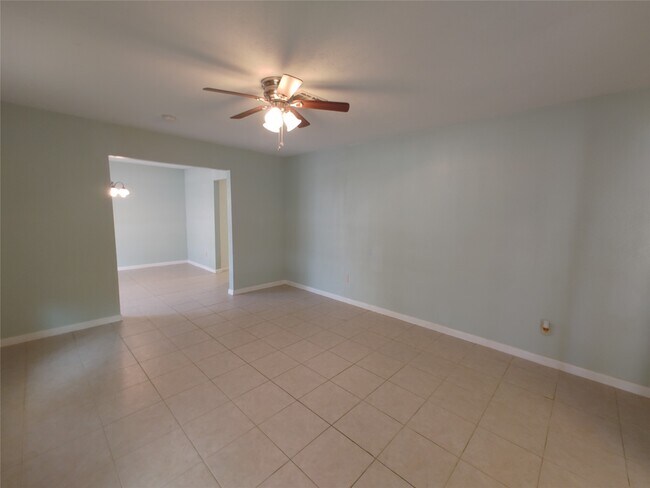 Building Photo - 633 Mosswood Dr