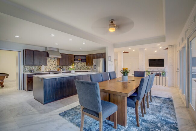 Building Photo - 8402 Columbia Dr