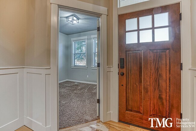 Building Photo - Stylish Beaverton Home with Built-ins, Open Layout & Private Backyard