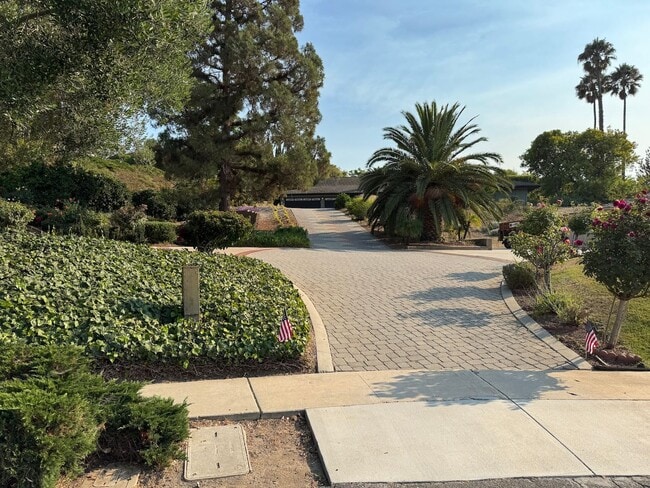 Building Photo - Exquisite Single-Story Retreat in Las Posas Estates