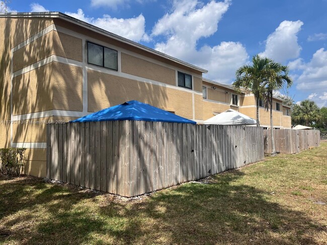 Building Photo - 9491 Palm Cir N