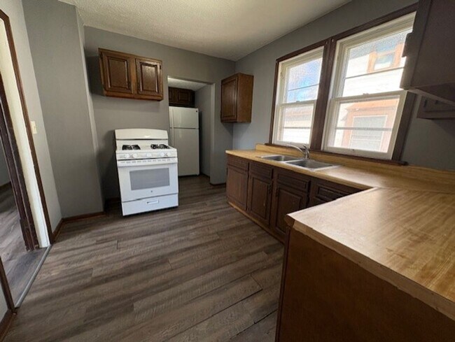 Building Photo - Large 4-Bedroom Home in University Park Near Downtown Akron