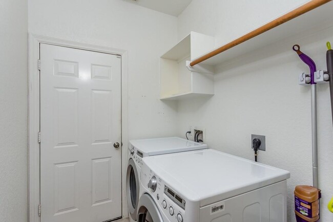 Building Photo - 15230 Ledgewood Park Dr