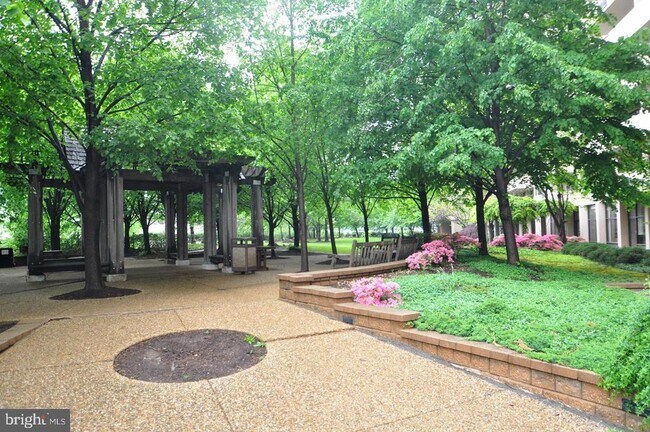 Building Photo - 4141 Henderson Rd