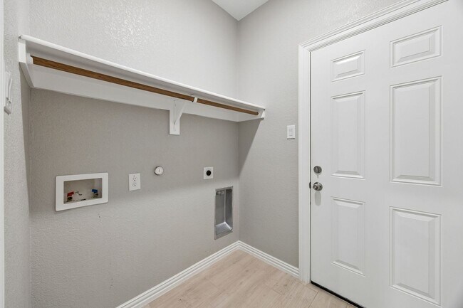 Building Photo - 2808 Binyon St