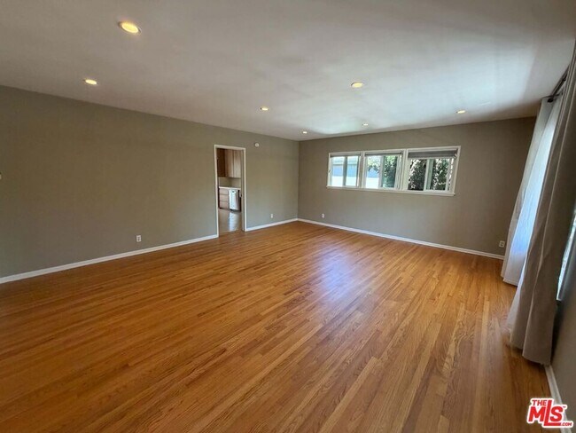 Building Photo - 3283 Kelton Ave