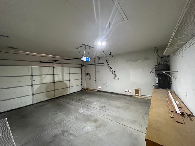 Building Photo - Single story home with pool