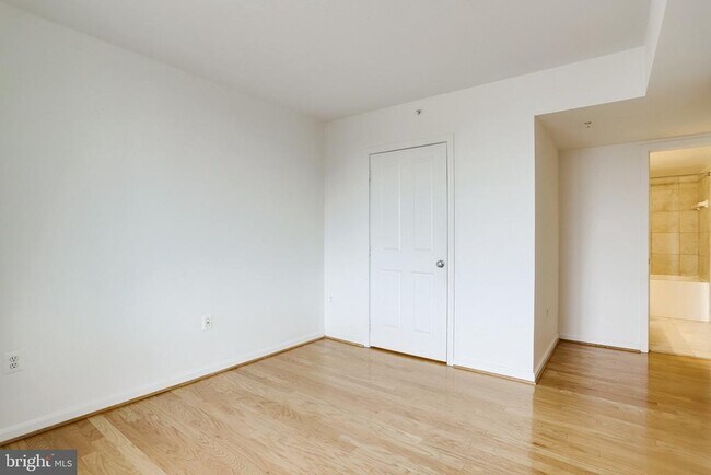 Building Photo - 2220 Fairfax Dr