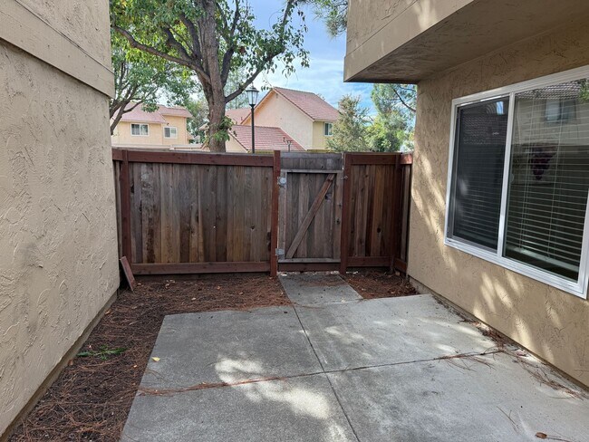 Building Photo - Updated 3 Bedroom 2.5 Bath 2 Story Condo Fairfield *Star Rentals