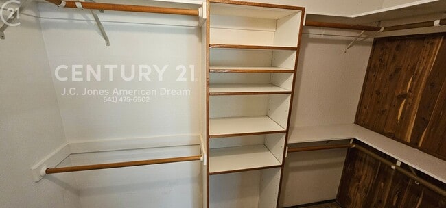 Building Photo - Single Family Home in NE Grants Pass with RV Parking