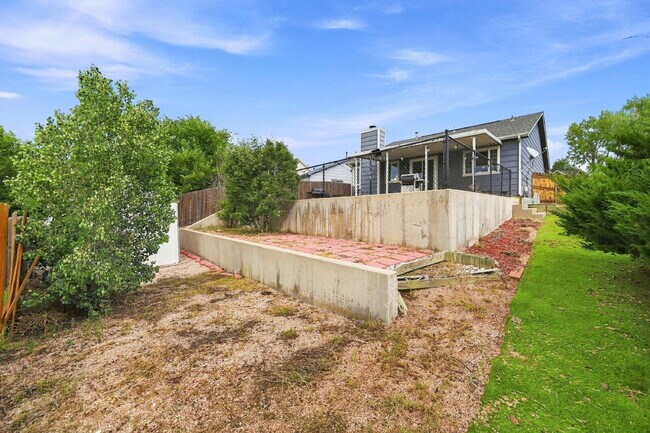 Building Photo - $2,145.95 - 3-bed, 2-bath located in Colorado Springs with a Washer and Dryer.
