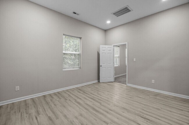 Building Photo - 126 Linden Ave