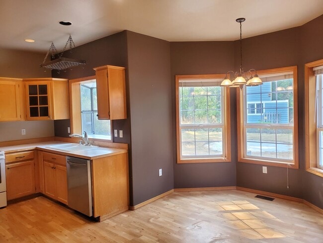 Building Photo - Short Term Lease Available