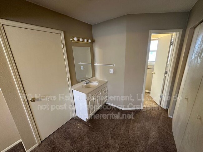 Building Photo - 405 NE Westwind Dr