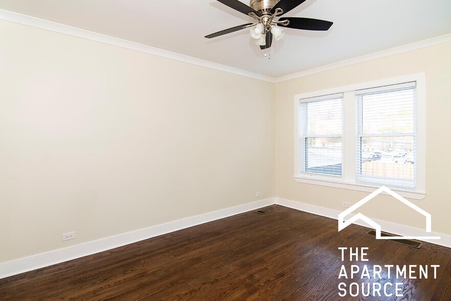 Building Photo - 646.5 W Roscoe St