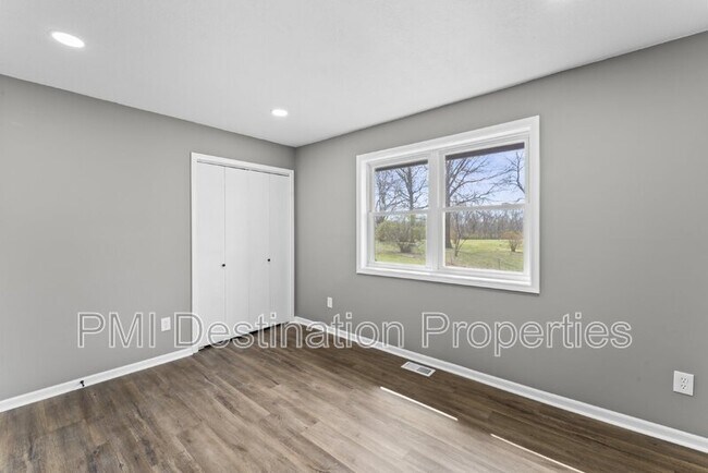 Building Photo - 2081 Willow Ln