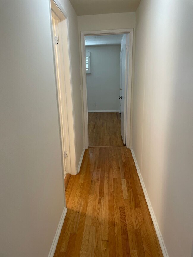 Building Photo - Gorgeous 3 Bedroom 1.5 Bath Home located i...