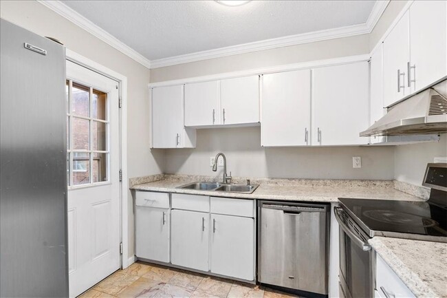 Building Photo - 2412 Peachwood Cir NE