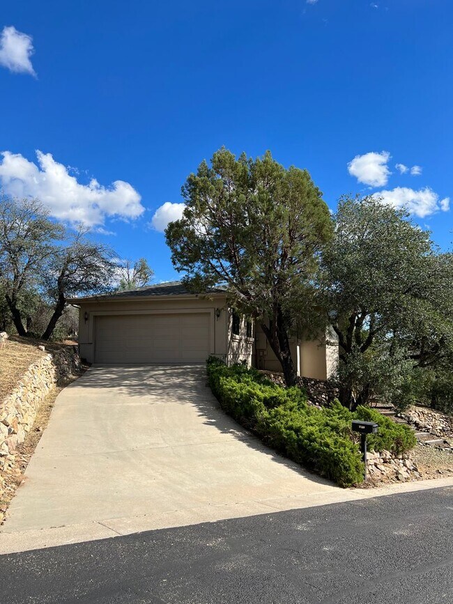 Building Photo - 3 Bedroom 2 Bath Home Overlooking Thumb Butte ~ Forest Trails