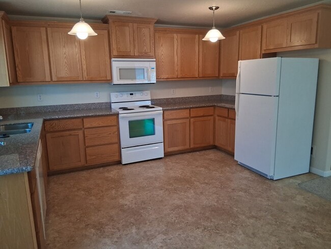 Building Photo - Cute, clean 2 bedroom upstairs apartment with patio.