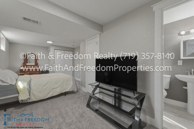 Building Photo - 260 Everett Dr