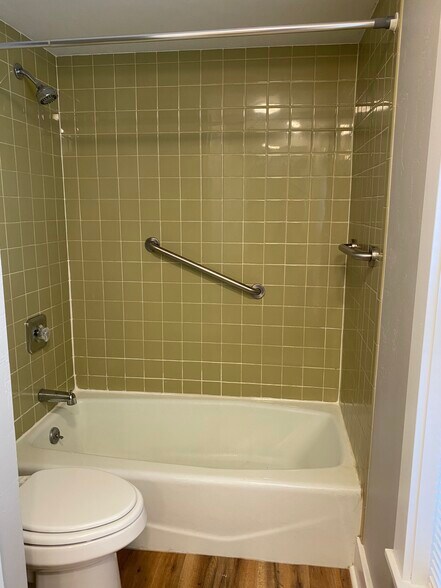 Bathroom Shower & Bath - 122 S McHenry Ave