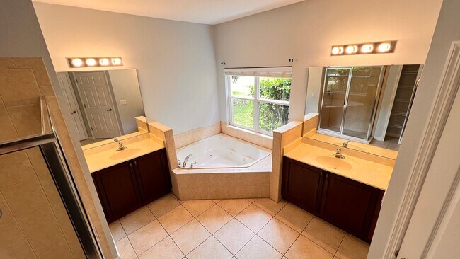 Building Photo - Available NOW! Stunning 4-Bedroom Home in ...
