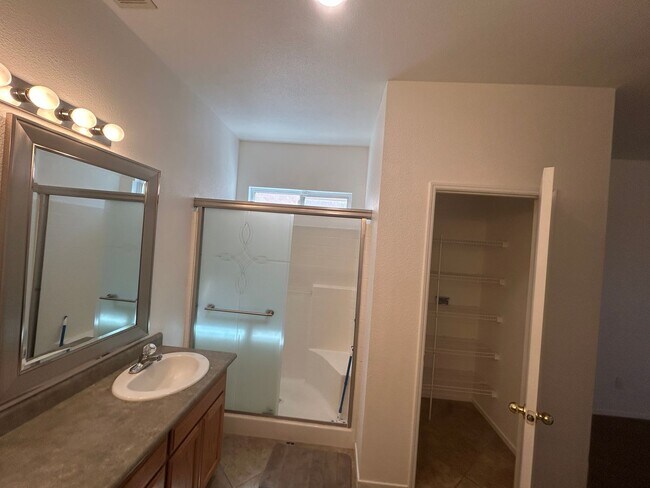 Building Photo - Great location on this split floorplan 3 b...