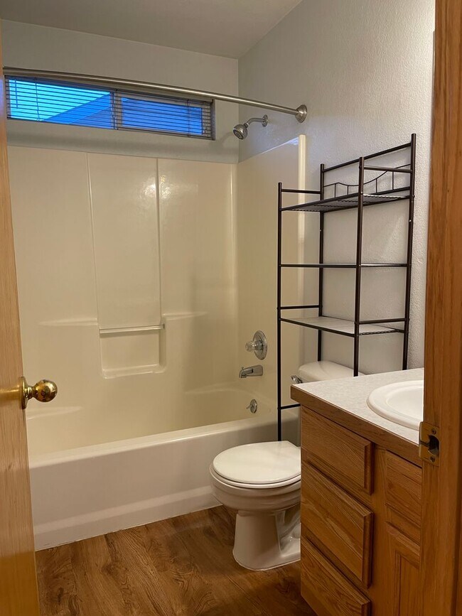 Building Photo - Spacious 4-Bedroom / 3-Bath Single Family Home in Windsor!