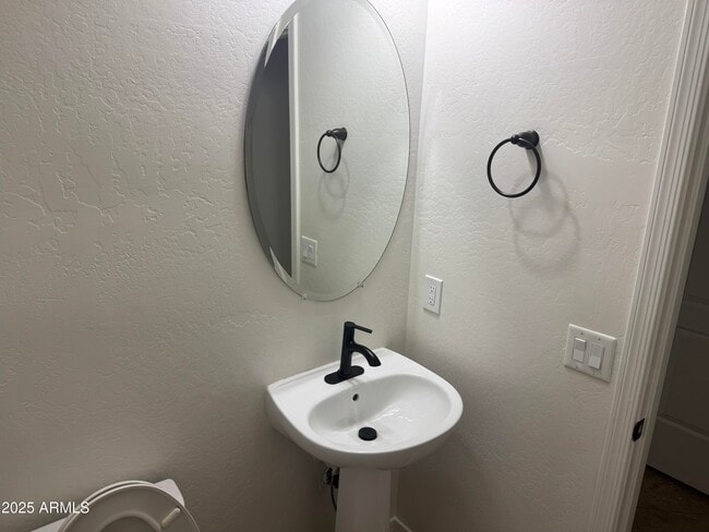 Building Photo - 3670 E Zachary Dr