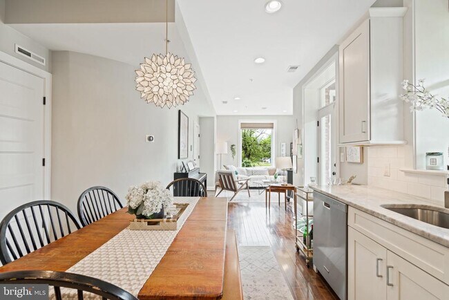 Building Photo - 1249 Kenyon St NW