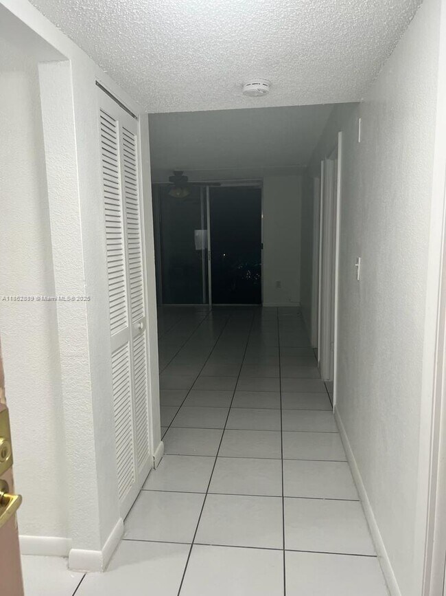 Building Photo - 9310 Fontainebleau Blvd