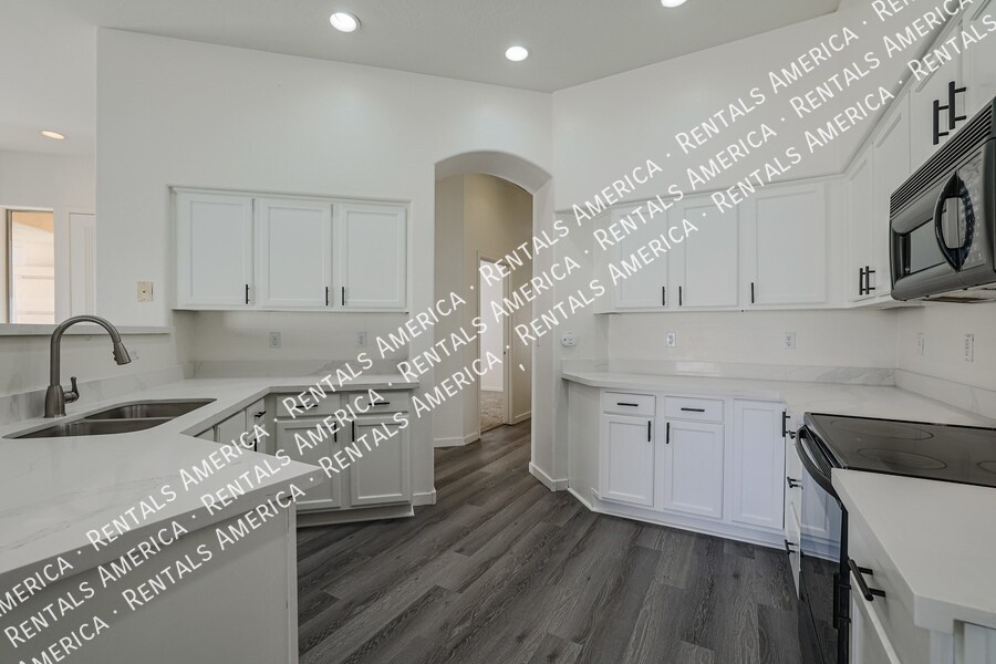 Building Photo - 2126 E Fawn Dr