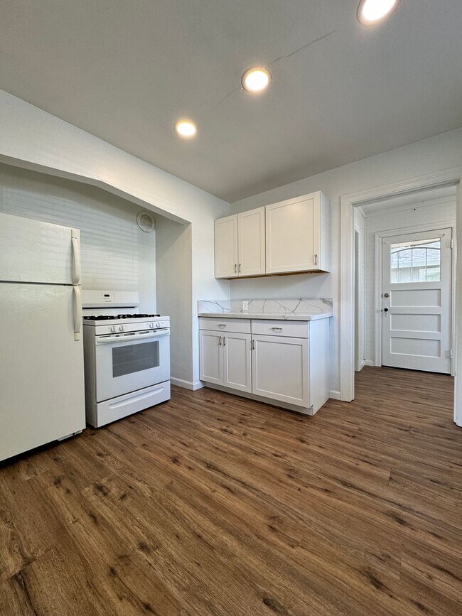 Building Photo - Beautifully updated 1 Bed / 1 Bath Duplex
